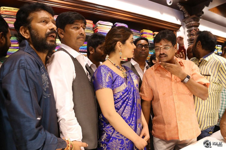 Raashi-Khanna-Launches-Kasam-Pullaiah-Cloth-Merchant-in-Warangal